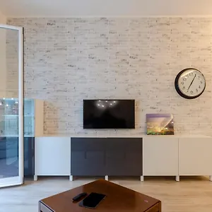altido-spacious-flat-with-balcony-near-the-beach.hotelitalianriviera.com/